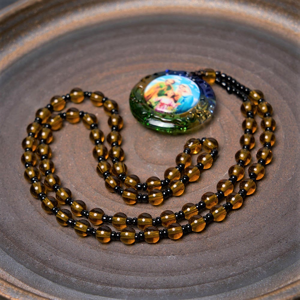 Collar de Cuentas Café Oscuro de la Sagrada Familia