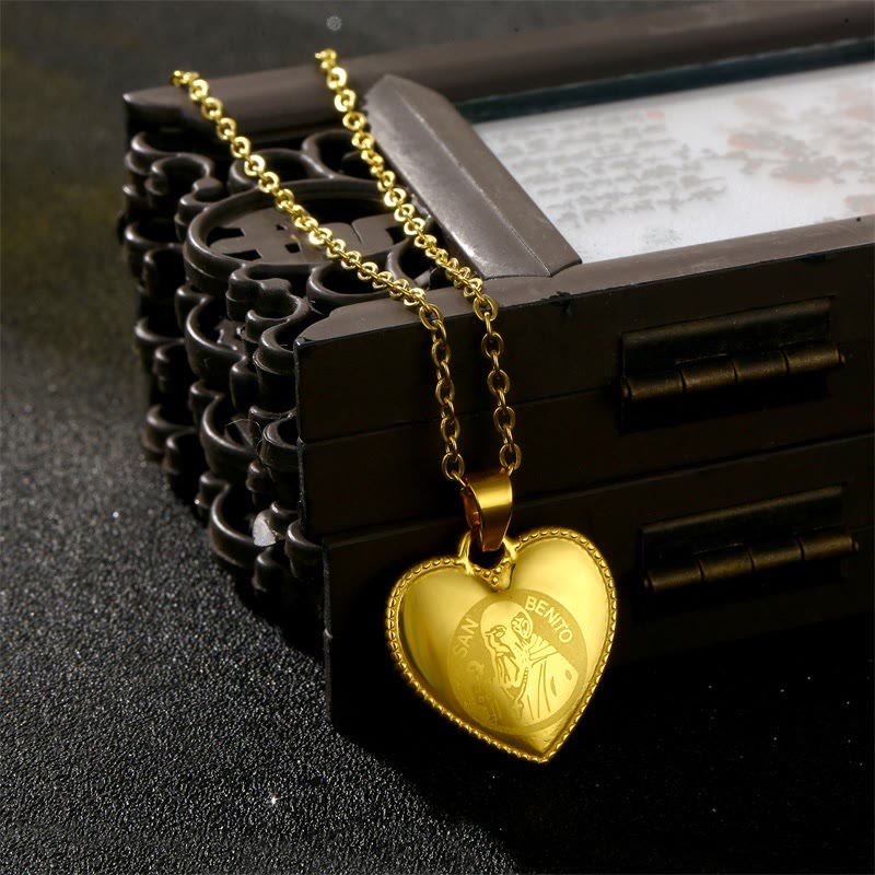 Collar Clásico de Corazón con Medalla de San Benito