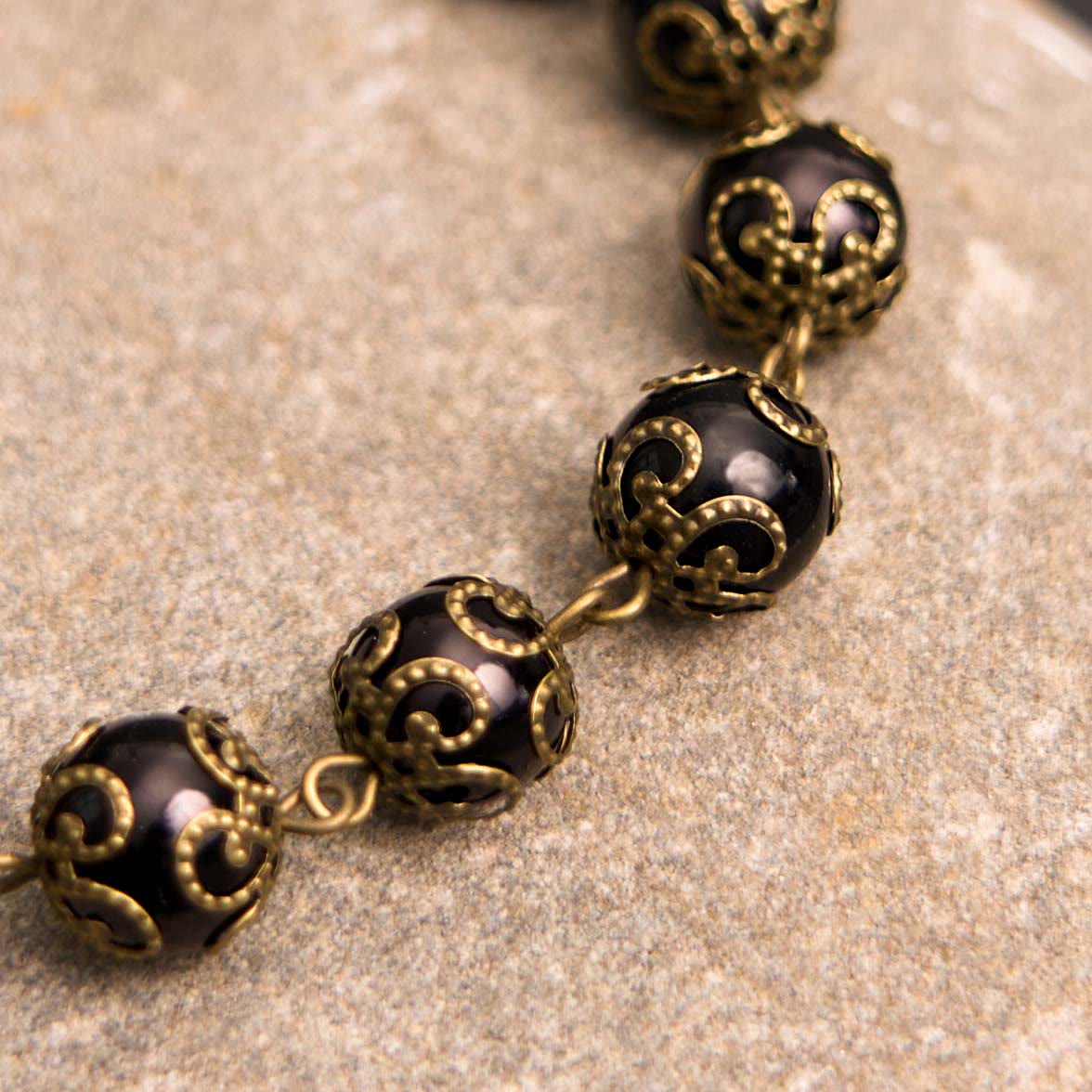 Pulsera Rosario Retro Negra con Medalla de San Benito y Crucifijo