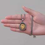 Collar de Titanio con Dije de Medalla Dorada de Cristo