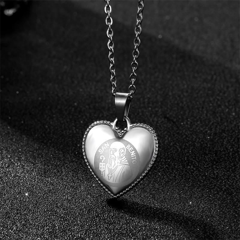 Collar Clásico de Corazón con Medalla de San Benito