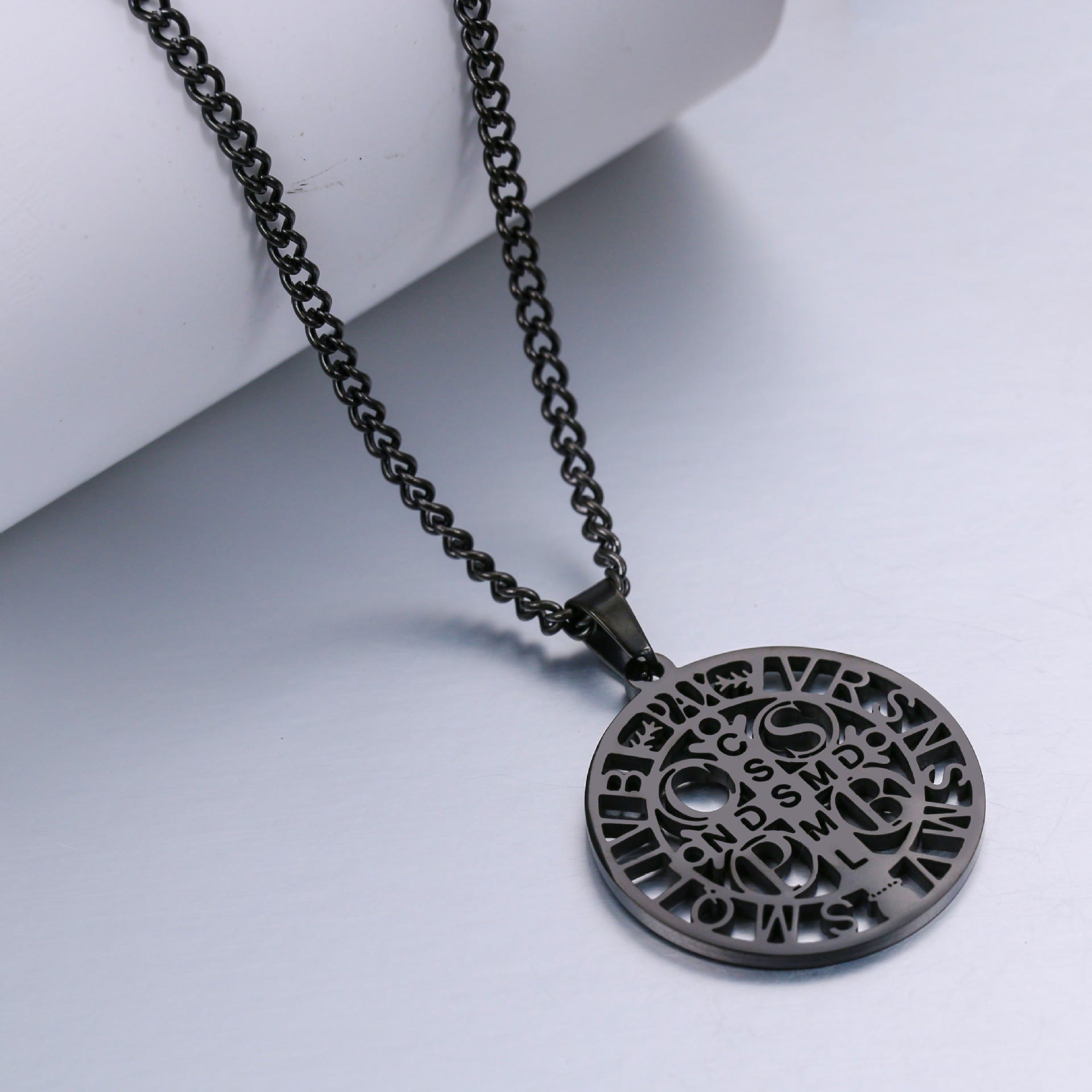 Collar con Dije Calado del Símbolo de San Benito