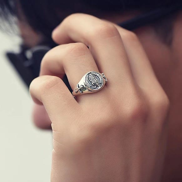 Anillo Ajustable de Manos Orando