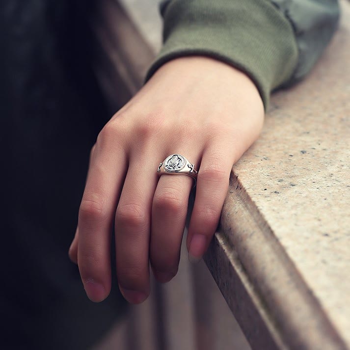 Anillo Ajustable de Manos Orando