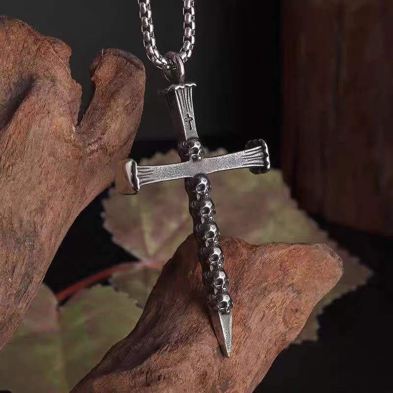 Collar con Dije de Cruz de Clavo y Calavera en Acero de Titanio
