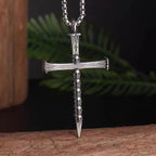Collar con Dije de Cruz de Clavo y Calavera en Acero de Titanio
