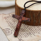 Collar de Madera con Crucifijo de Jesús