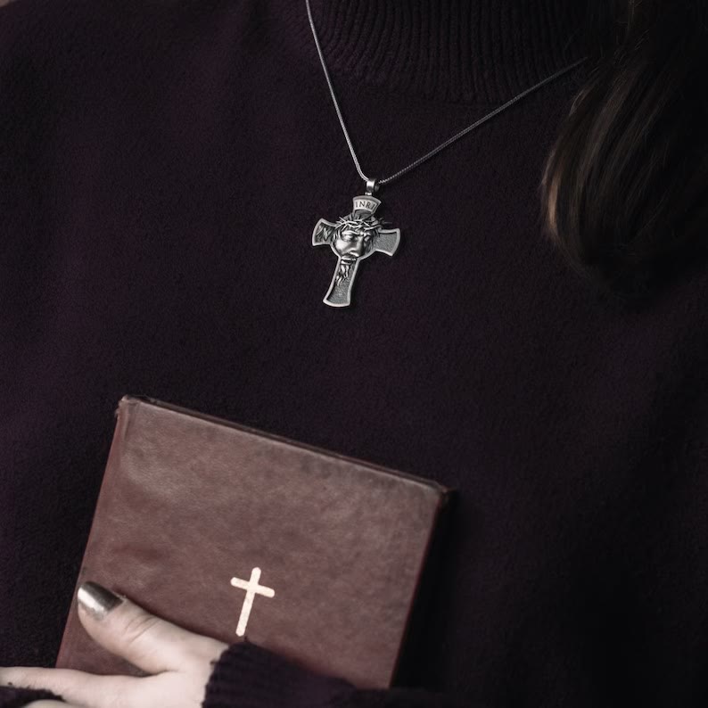 Collar de Joyería con Cruz de Jesús