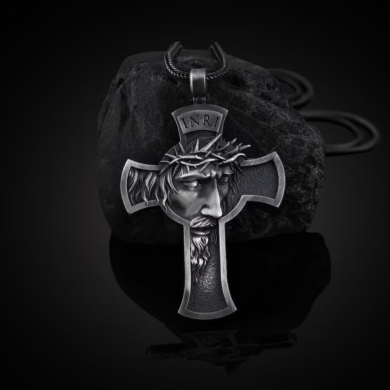 Collar de Joyería con Cruz de Jesús