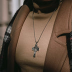 Collar de Joyería con Cruz de Jesús