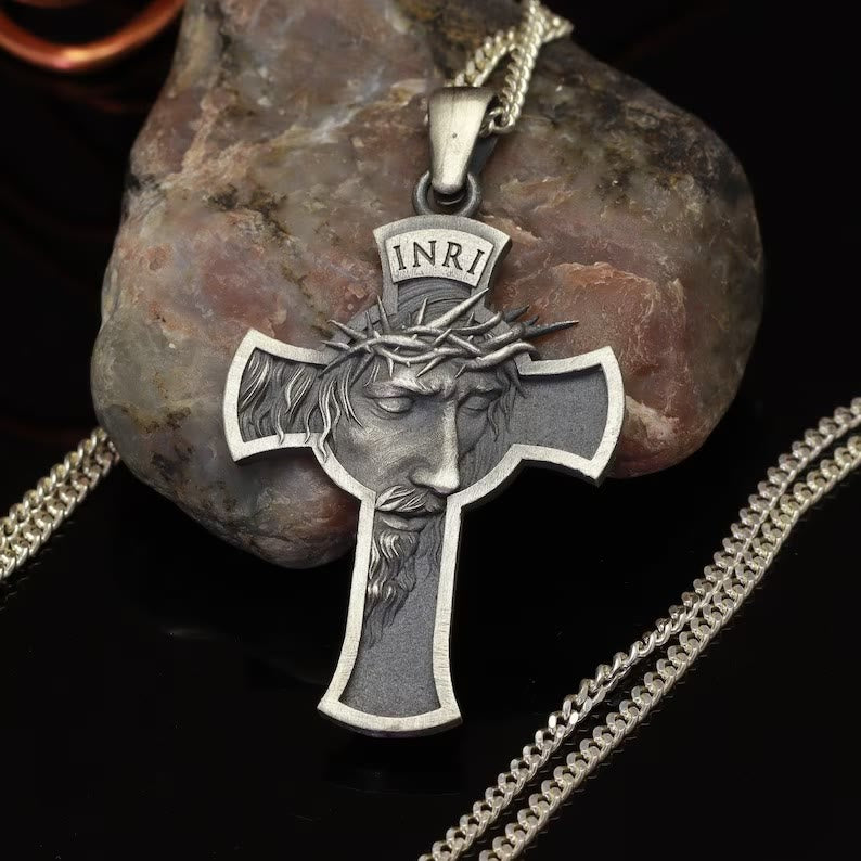 Collar de Joyería con Cruz de Jesús
