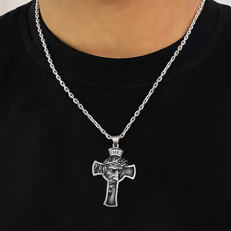 Collar de Joyería con Cruz de Jesús