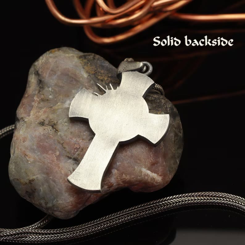 Collar de Joyería con Cruz de Jesús