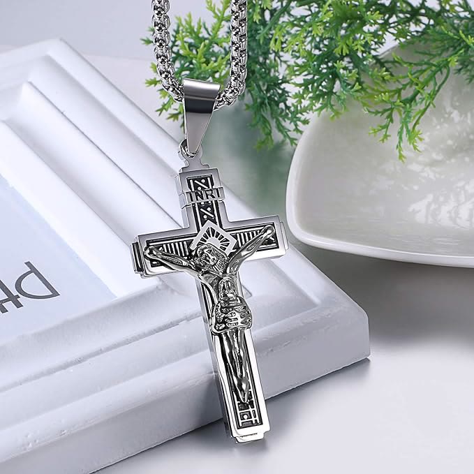 Collar de Titanio con Crucifijo de Jesús Artesanal