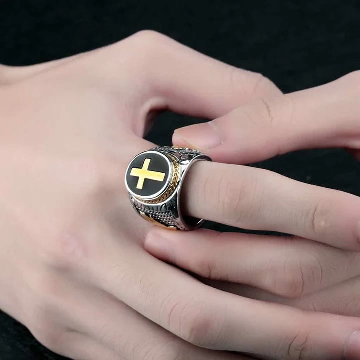 Anillo Religioso de Titanio con Cruz "Mano de Dios" Estilo Retro