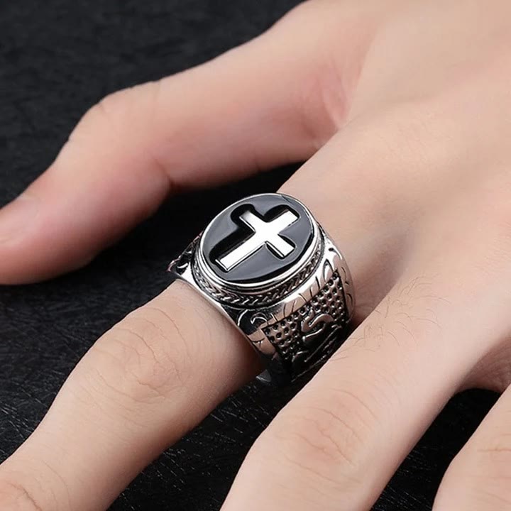 Anillo Religioso de Titanio con Cruz "Mano de Dios" Estilo Retro