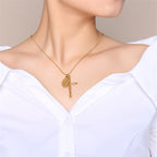Collar de Titanio con Medallón de la Virgen María y Crucifijo
