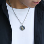 Collar con Dije Macizo de Moneda Retro con Manos Orando