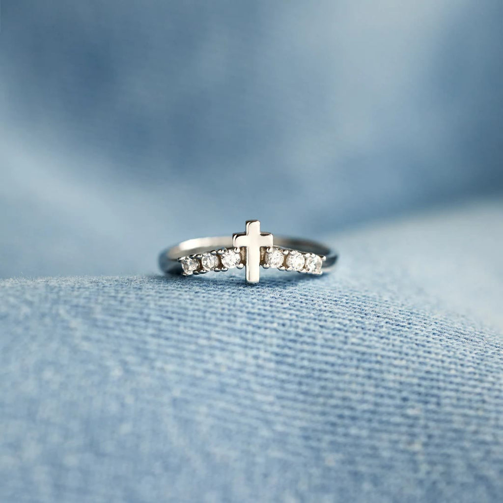 Anillo Minimalista de Circonita con Cruz de Jesús