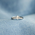 Anillo Minimalista de Circonita con Cruz de Jesús