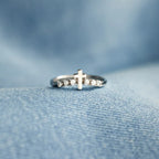 Anillo Minimalista de Circonita con Cruz de Jesús