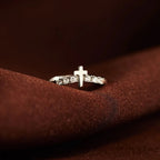 Anillo Minimalista de Circonita con Cruz de Jesús