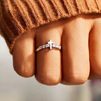 Anillo Minimalista de Circonita con Cruz de Jesús