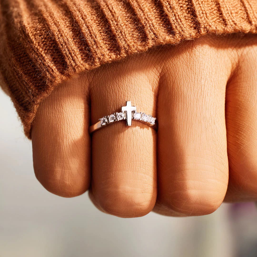 Anillo Minimalista de Circonita con Cruz de Jesús