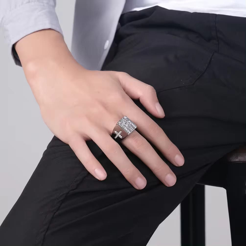 Anillo Religioso Crucifijo de Jesús con Circonita