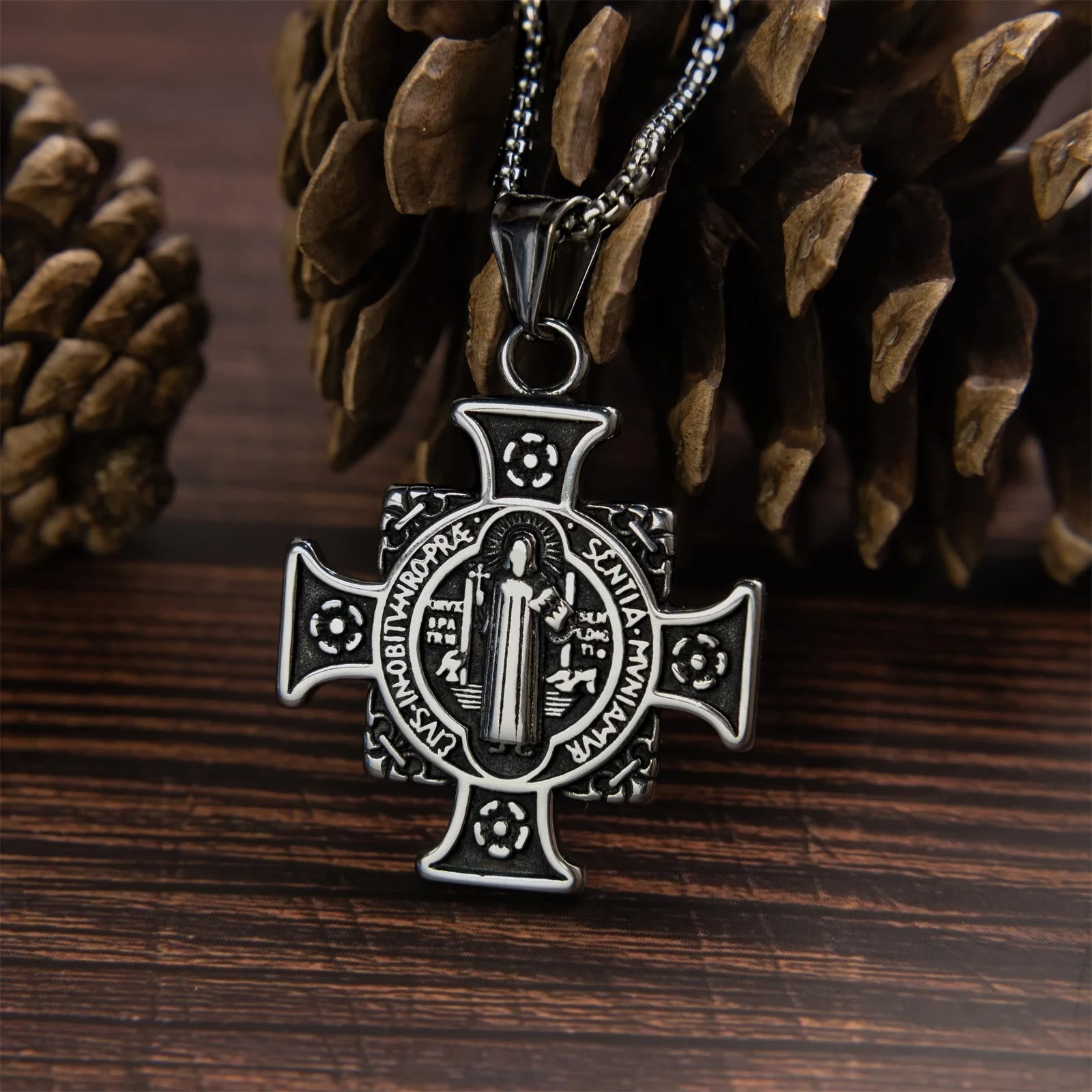 Collar con Dije de Cruz con Medalla de Protección de San Benito
