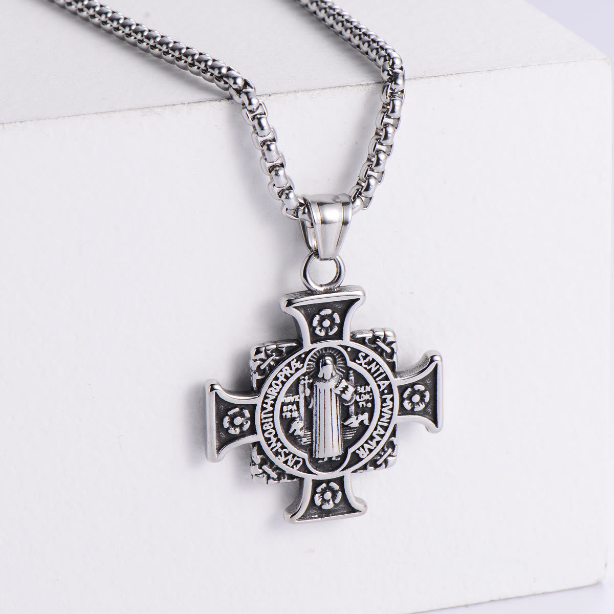 Collar con Dije de Cruz con Medalla de Protección de San Benito