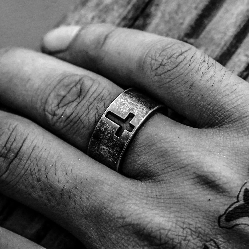Anillo de Cruz Punk Antiguo en Acero Inoxidable