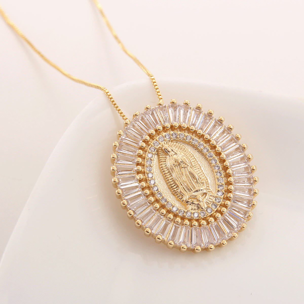 Collar Amuleto con Dije de Circonita de la Virgen de Guadalupe