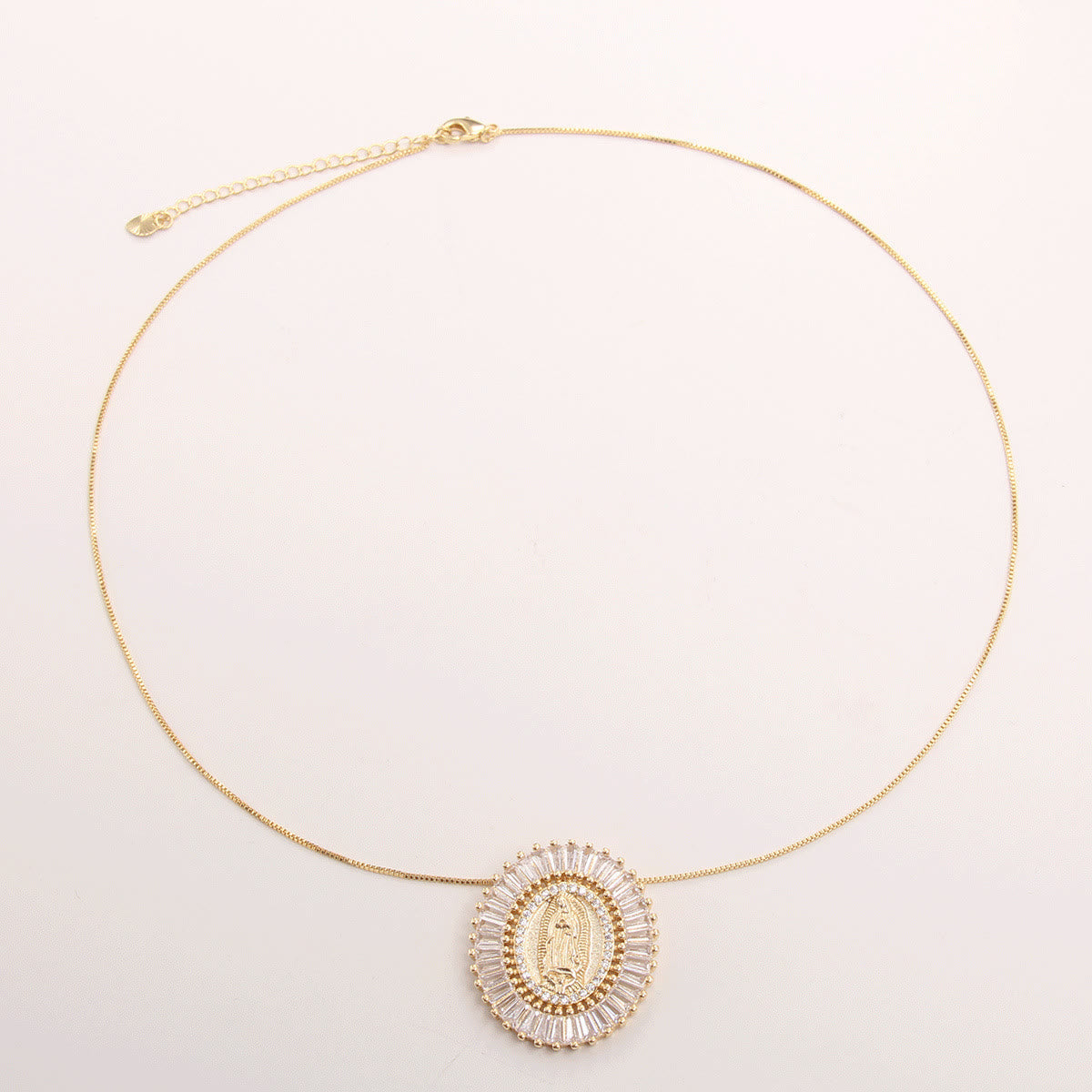 Collar Amuleto con Dije de Circonita de la Virgen de Guadalupe
