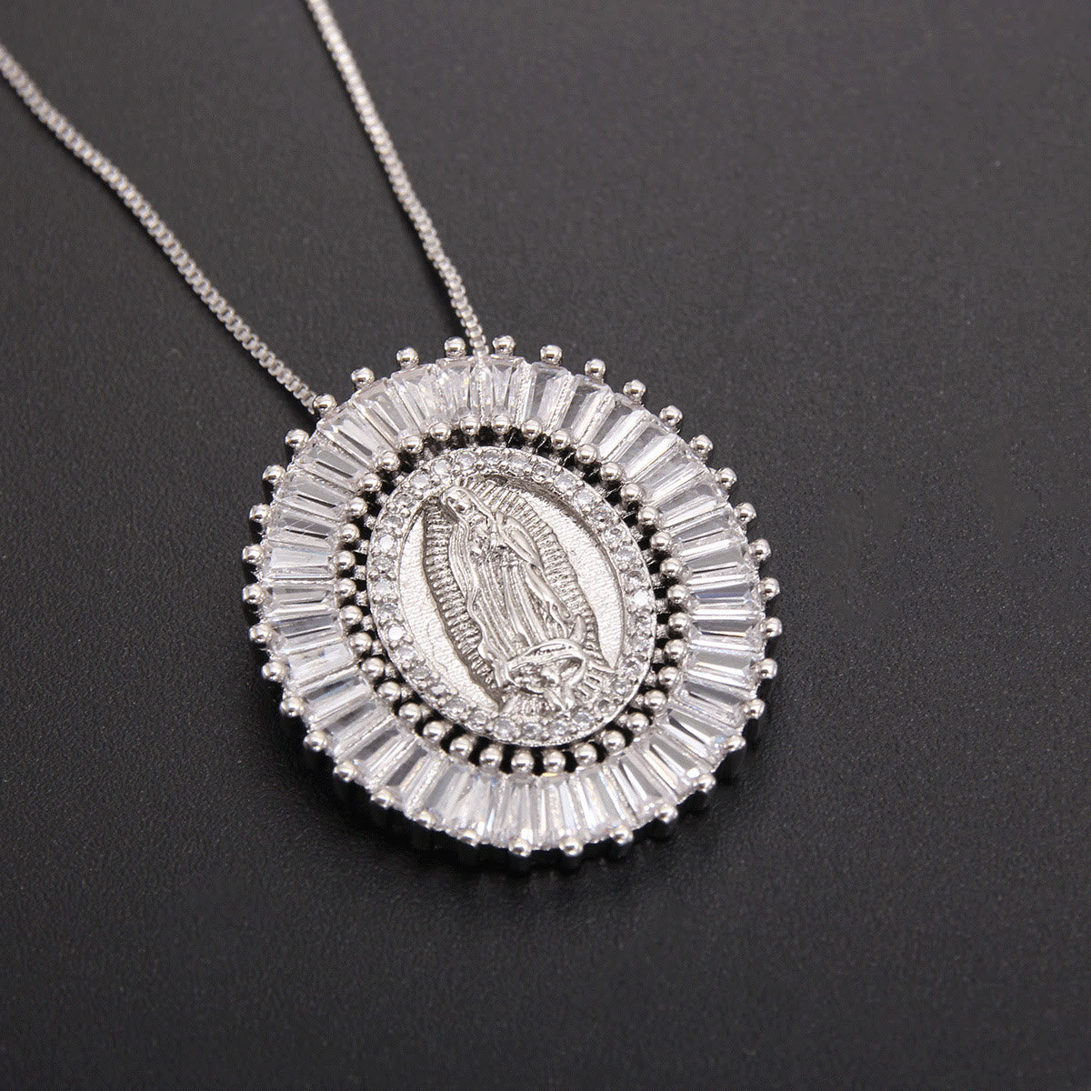 Collar Amuleto con Dije de Circonita de la Virgen de Guadalupe
