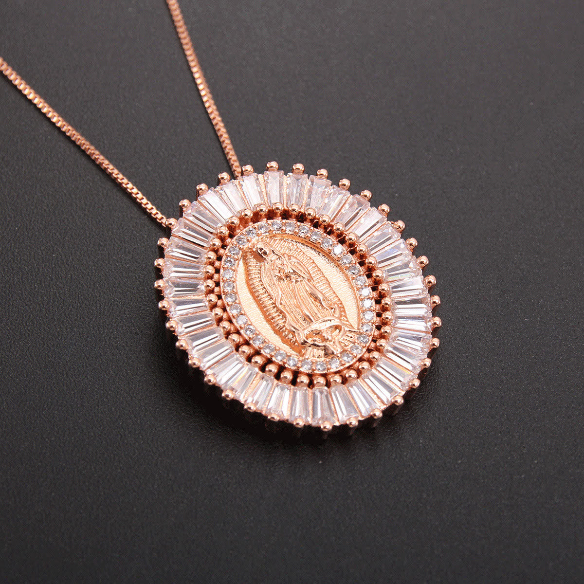 Collar Amuleto con Dije de Circonita de la Virgen de Guadalupe