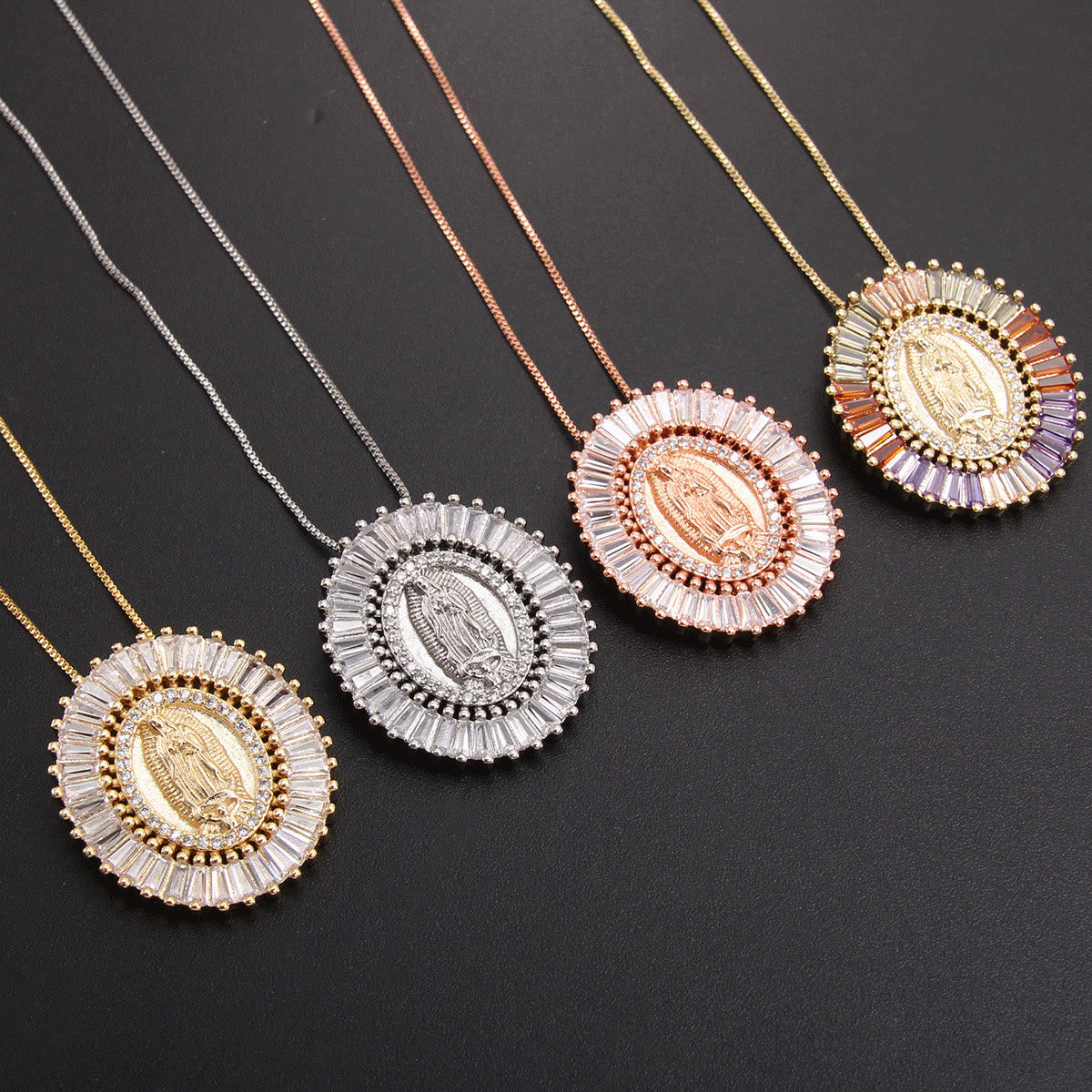 Collar Amuleto con Dije de Circonita de la Virgen de Guadalupe