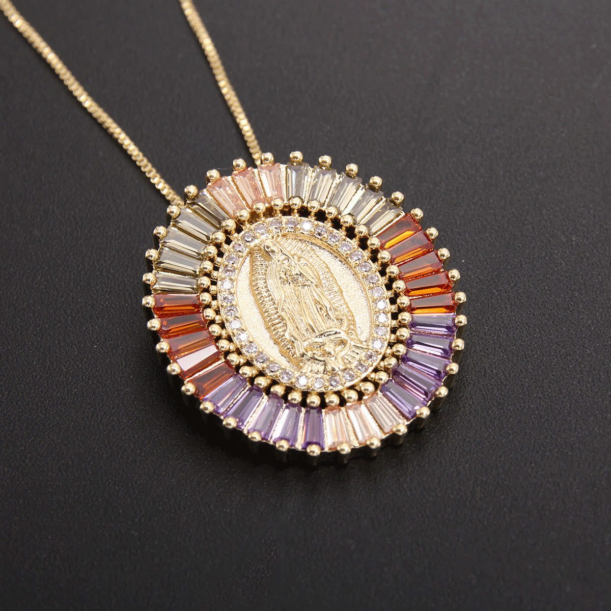 Collar Amuleto con Dije de Circonita de la Virgen de Guadalupe