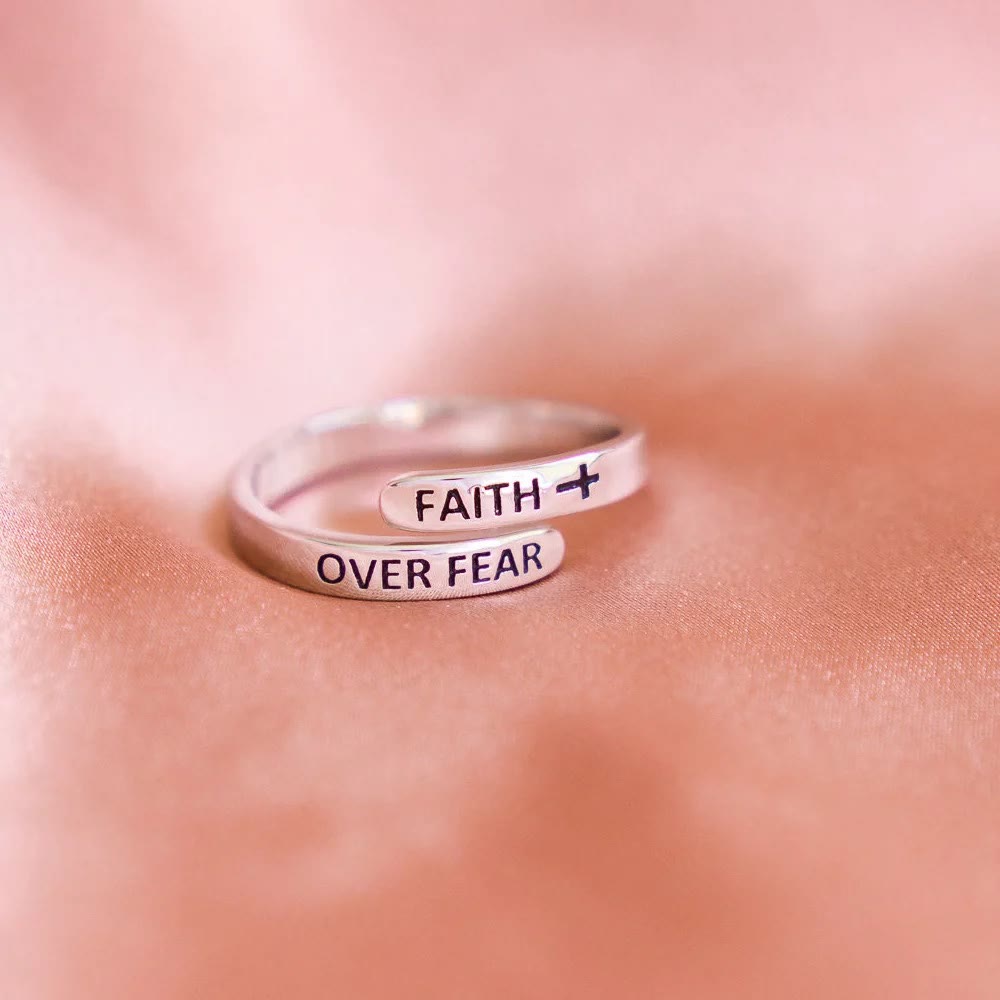 Fe Sobre el Miedo: Anillo Bíblico Minimalista de Cristo