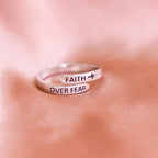 Fe Sobre el Miedo: Anillo Bíblico Minimalista de Cristo