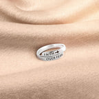 Fe Sobre el Miedo: Anillo Bíblico Minimalista de Cristo