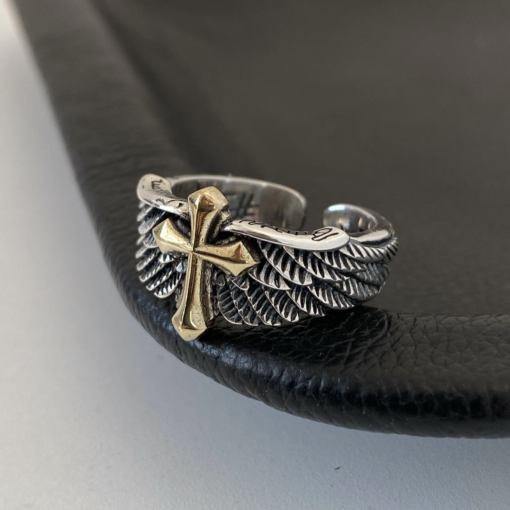 Anillo Ajustable de Cruz con Alas y Letras Grafiti Estilo Retro
