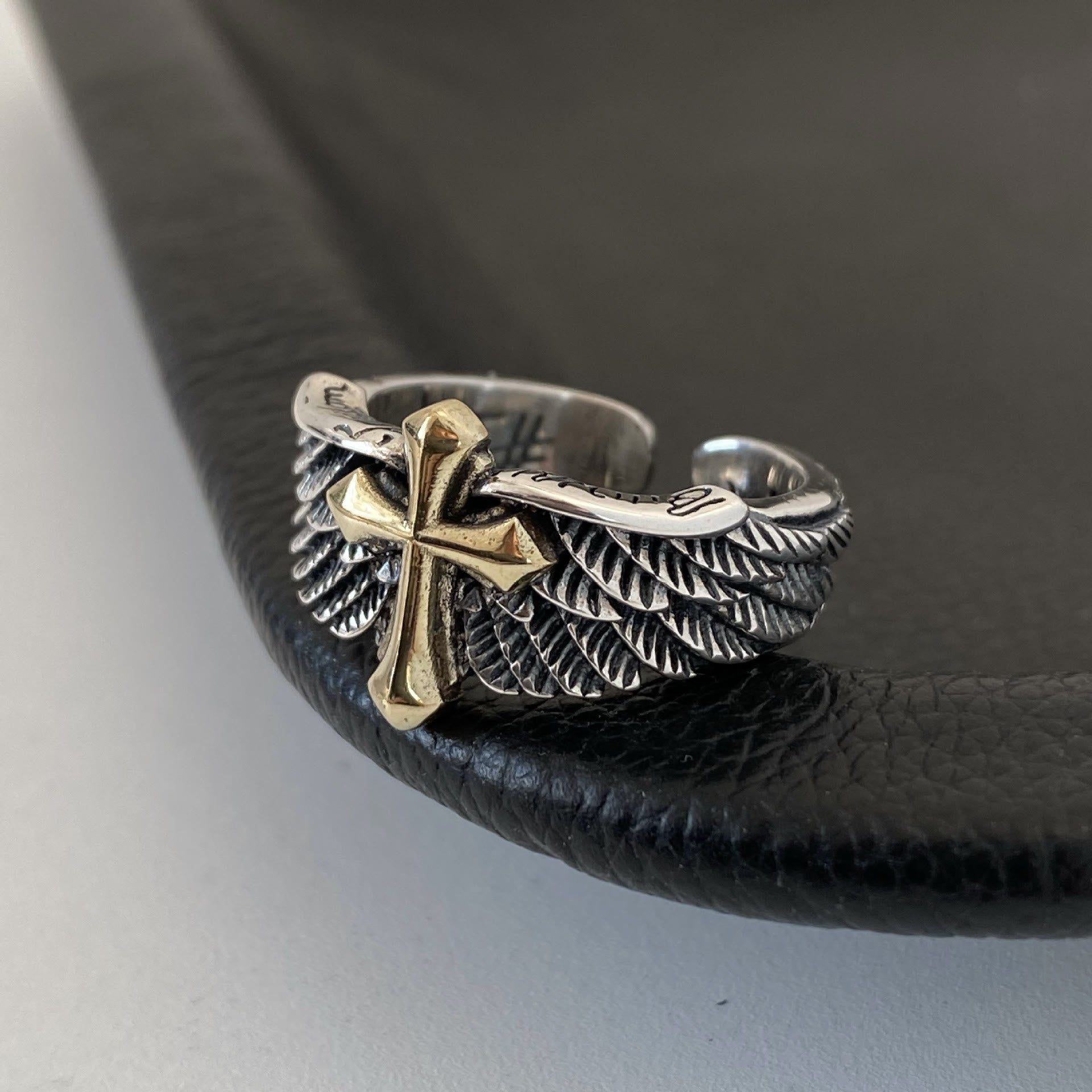 Anillo Ajustable de Cruz con Alas y Letras Grafiti Estilo Retro