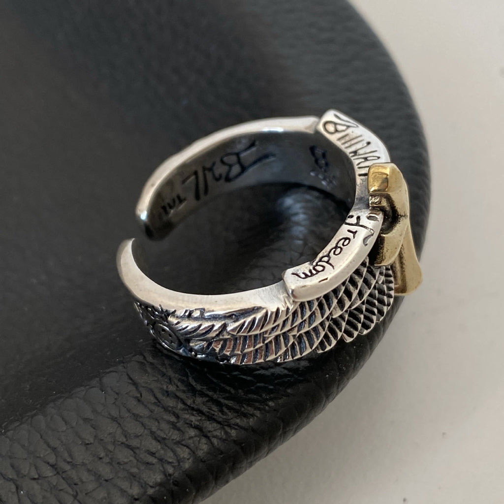 Anillo Ajustable de Cruz con Alas y Letras Grafiti Estilo Retro