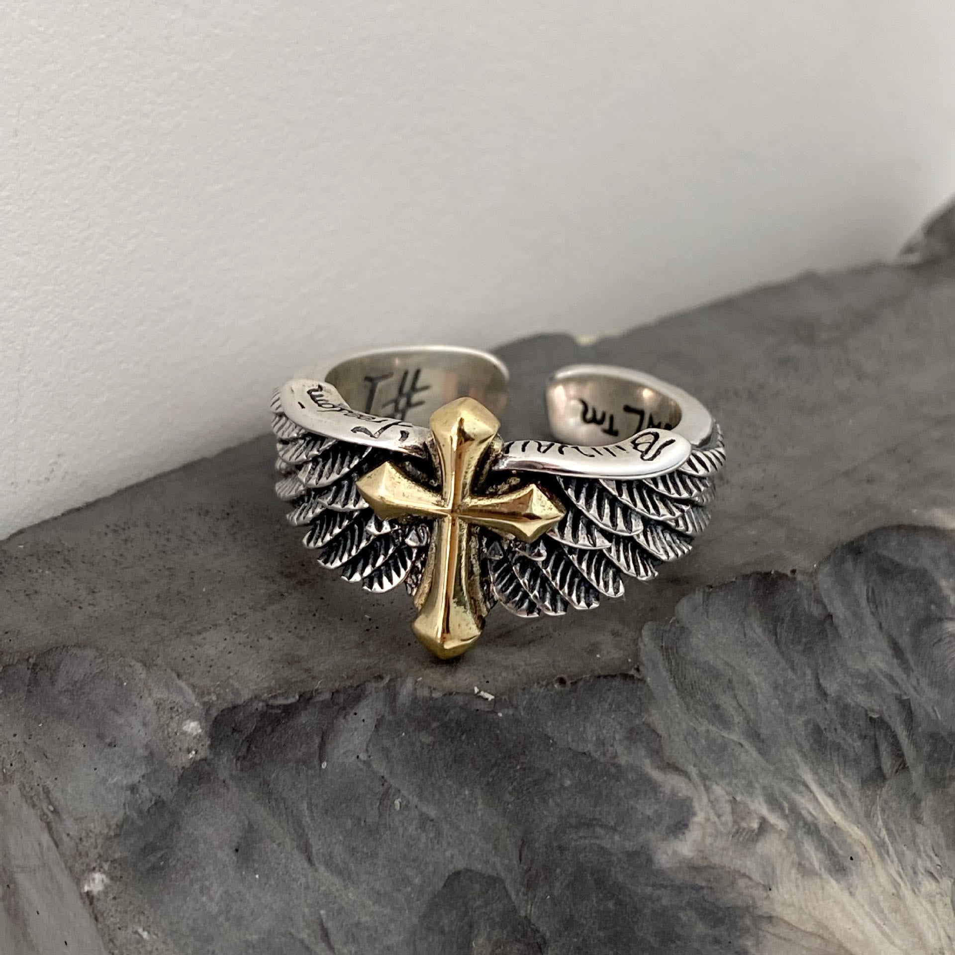 Anillo Ajustable de Cruz con Alas y Letras Grafiti Estilo Retro