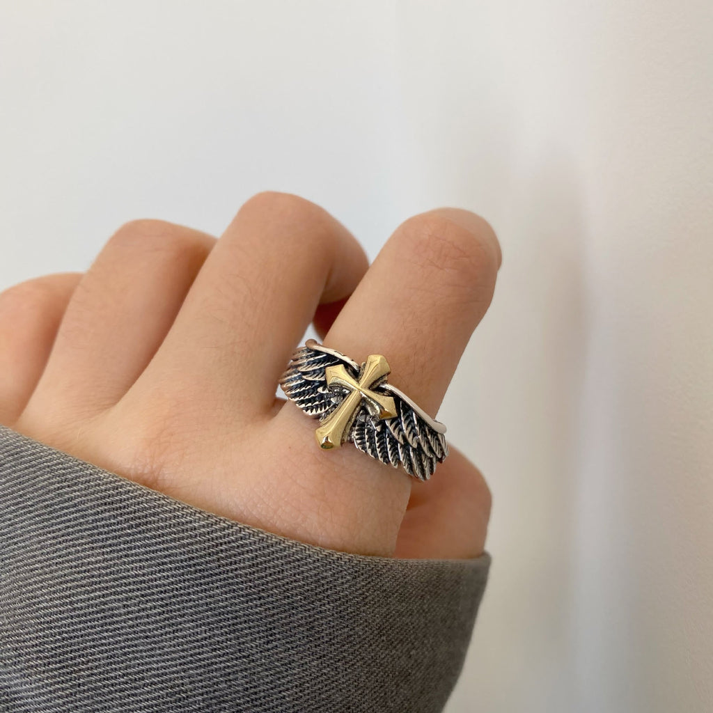 Anillo Ajustable de Cruz con Alas y Letras Grafiti Estilo Retro