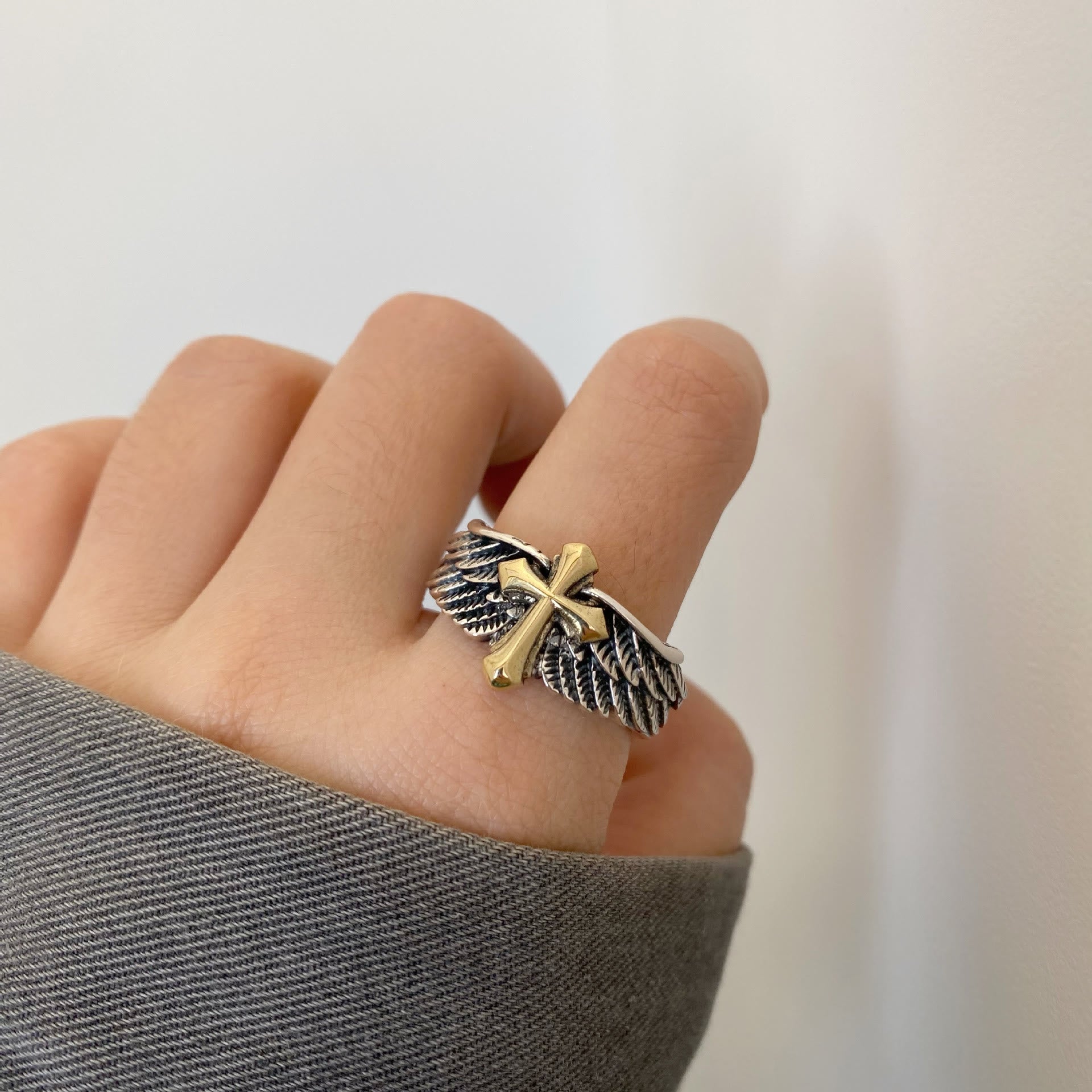 Anillo Ajustable de Cruz con Alas y Letras Grafiti Estilo Retro