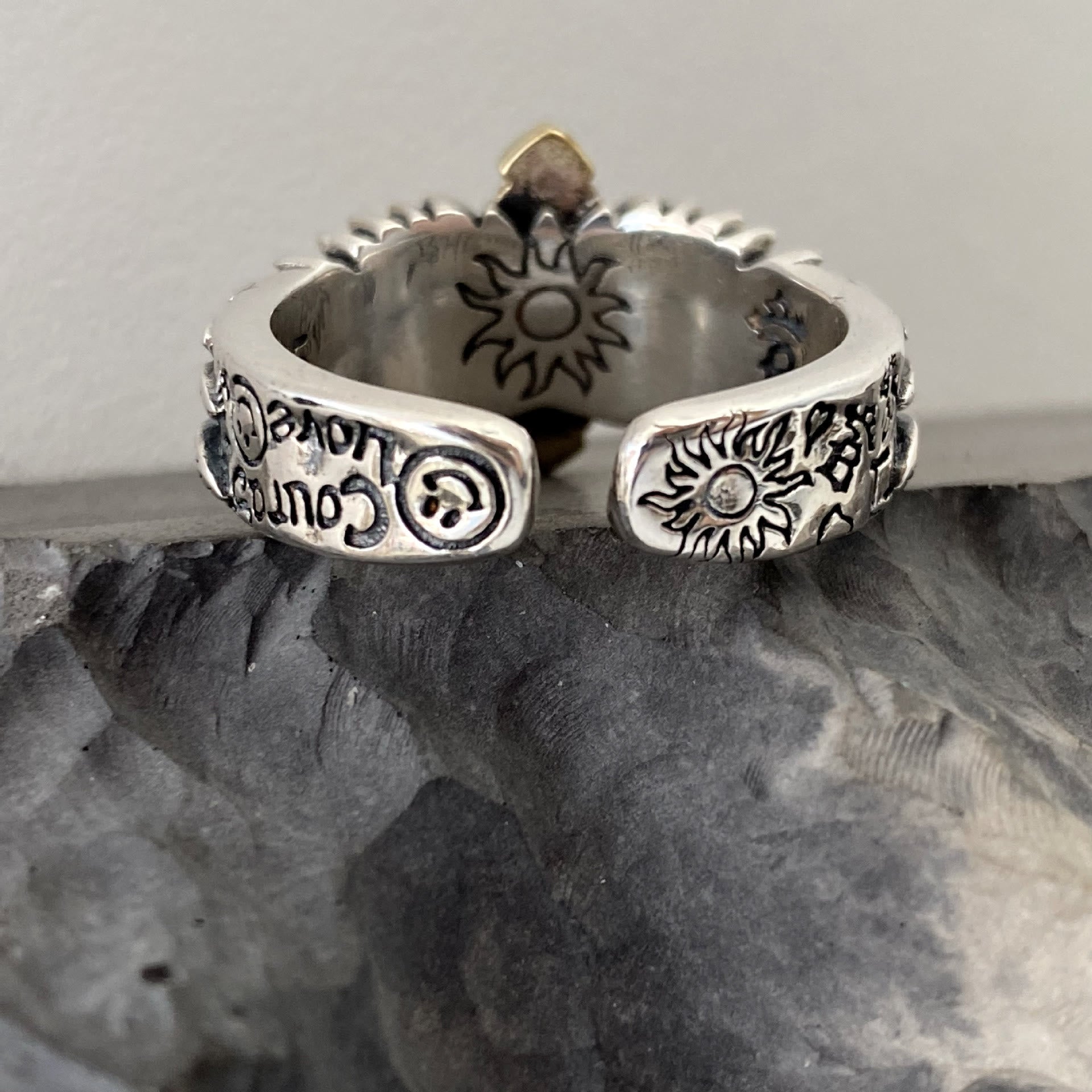 Anillo Ajustable de Cruz con Alas y Letras Grafiti Estilo Retro