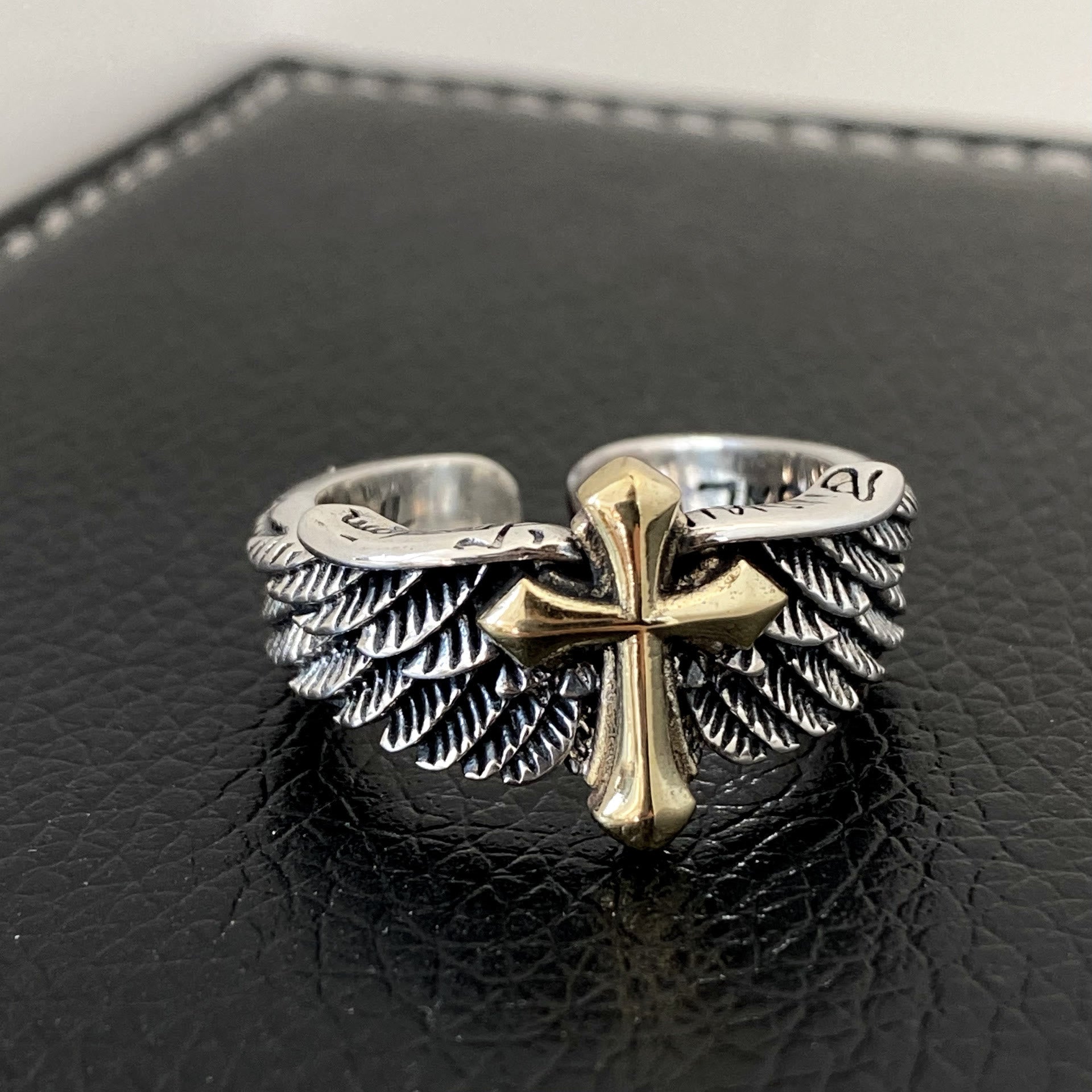 Anillo Ajustable de Cruz con Alas y Letras Grafiti Estilo Retro