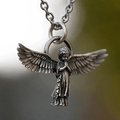 Collar de Protección del Ángel Orante con Alas Extendidas